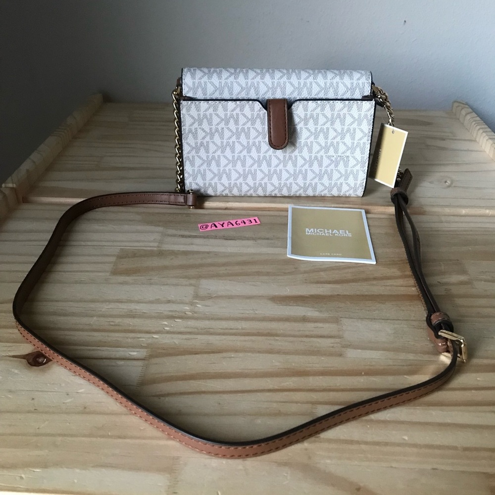Michael Kors Purse🎈🎈 - Picture 3 of 11